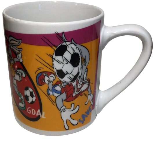 Warner Bros. Looney Tunes Vintage 2002  Bugs Bunny 12 ounce Soccer coffee Mug - Picture 1 of 6